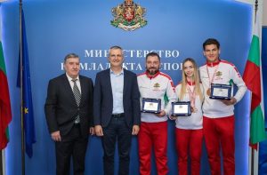 Министър Димитър Илиев награди медалистите от Европейското първенство по скокове на батут