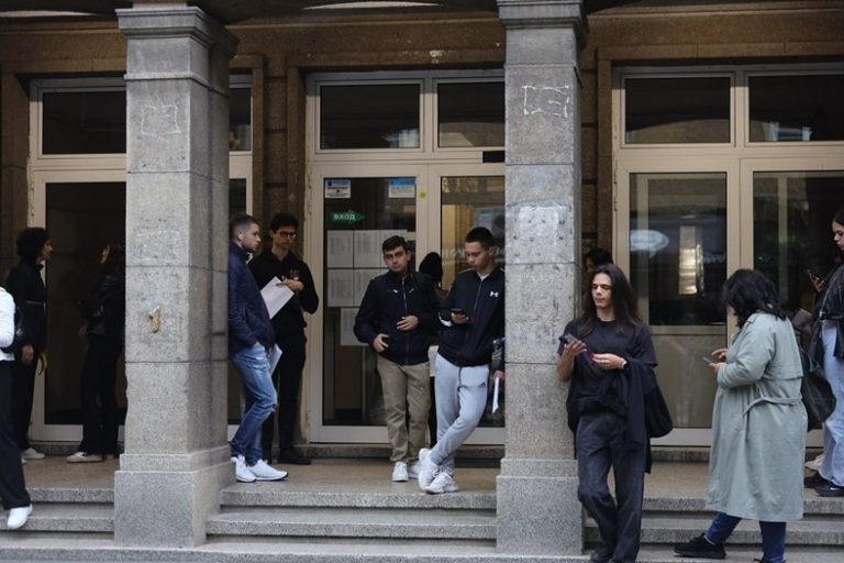 Открехнаха вратата пред абитуриентите да обжалват оценките от матурата Открехнаха вратата пред абитуриентите да обжалват оценките от матурата