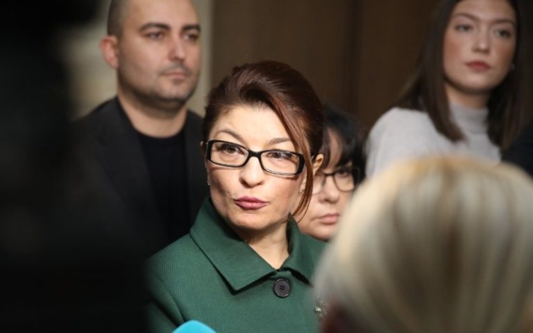 Десислава Атанасова отрече пътувания с частен самолет и посочи полети с Turkish Airlines