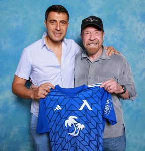 Българин събира автографи от Чък Норис и холивудски звезди върху вестник „24 часа“