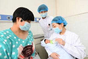 Китай обсъжда разширяване на обхвата на майчинското осигуряване