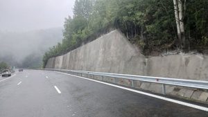 АПИ: Движението при км 84 на АМ „Струма“ е ограничено заради катастрофа