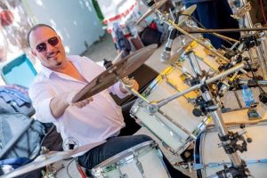 Барабанистът на „Канарите“ осъди Община Пловдив за 5000 лева след инцидент с шахта