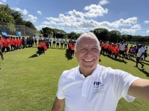 Христо Стоичков продължи мисията си като посланик на ФИФА в Санто Доминго