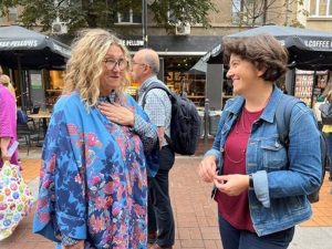 Аманда Проуз разширява творческия си хоризонт с мащабна сделка за нова епична поредица