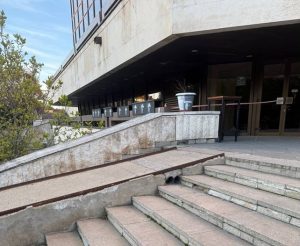 Прокуратурата разследва строежа и поддръжката на парапета на НДК след инцидент с момче