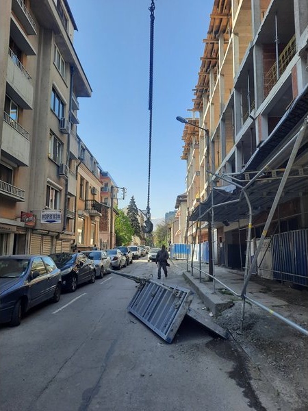 Кофраж падна от 5-ия етаж на строеж в центъра на София