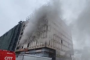 Поне седем жертви при мащабен пожар на елитен строеж в Москва