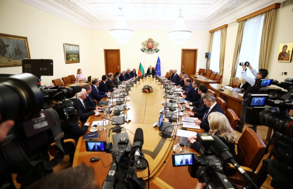 Андрей Гюров: Служебният кабинет устоява на атаки заради разследванията за корупция