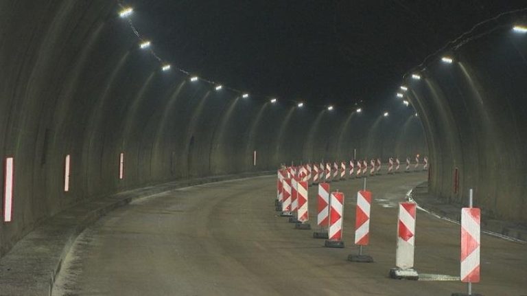 Автобус аварира в тунел "Траянови врата", пътниците са евакуирани Автобус аварира в тунел "Траянови врата", пътниците са евакуирани