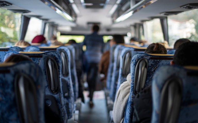 Автобус падна в река Сена край Париж след сблъсък с лека кола Автобус падна в река Сена край Париж след сблъсък с лека кола