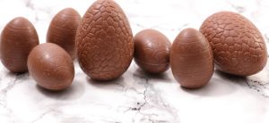 Цените на шоколадовите яйца остават високи, въпреки рекордния срив на какаото