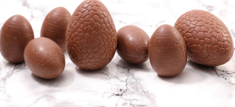 Цените на шоколадовите яйца остават високи, въпреки рекордния срив на какаото