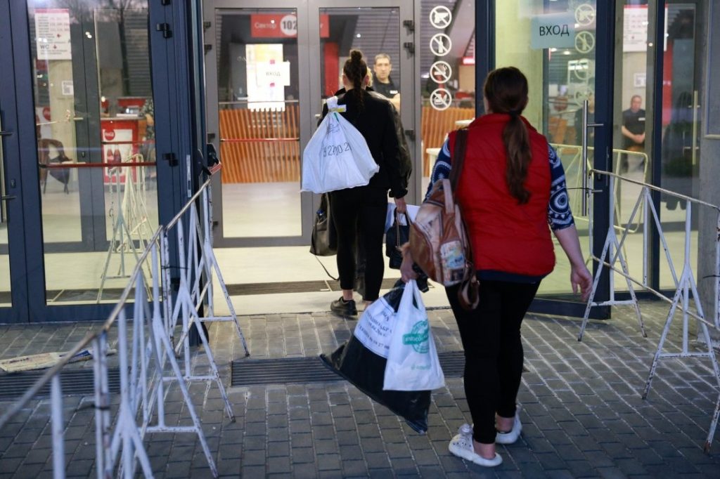 Напрежение и хаос в Русе: Членове на СИК чакат над 10 часа за предаване на протоколи