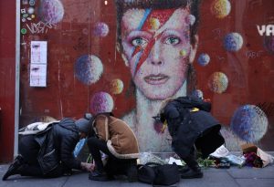 Дейвид Боуи „оживява“ в Лондон с мащабно мултимедийно шоу