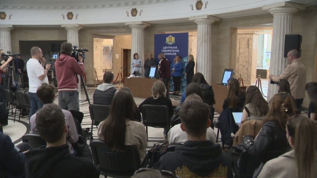 Дни преди изборите: ЦИК организира ден на отворените врати за младите гласоподаватели
