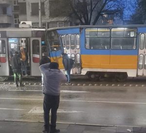 Два трамвая се удариха на бул. „Константин Величков“ в София, един пътник е ранен