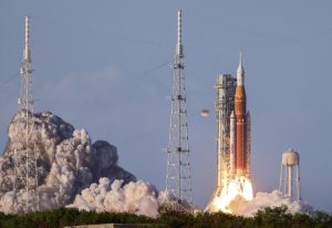 Екипажът на „Артемис II“ е в безопасност след историческия старт на мисията до Луната