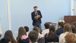 Журналистът Георги Любенов насърчи четенето сред ученици в София по време на „Походът на книгите“