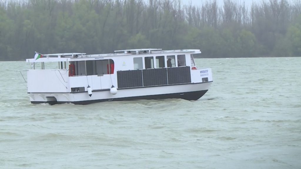 Иновативен катамаран ще следи чистотата на въздуха и водата по река Дунав