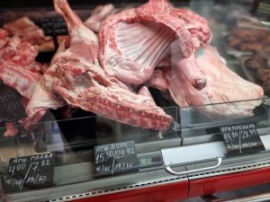 Инспектори откриха нарушения при агнешко месо в Ямбол преди Великден