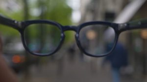 Изкуствен интелект за по-добър слух: Иновативни очила помагат на хората във Франция