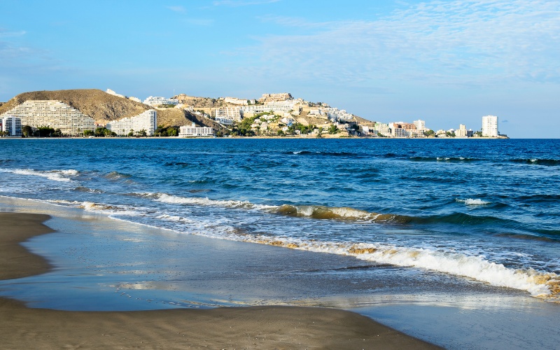 Как Испания спасява плажовете си: Премахване на бетон и възстановяване на дюни