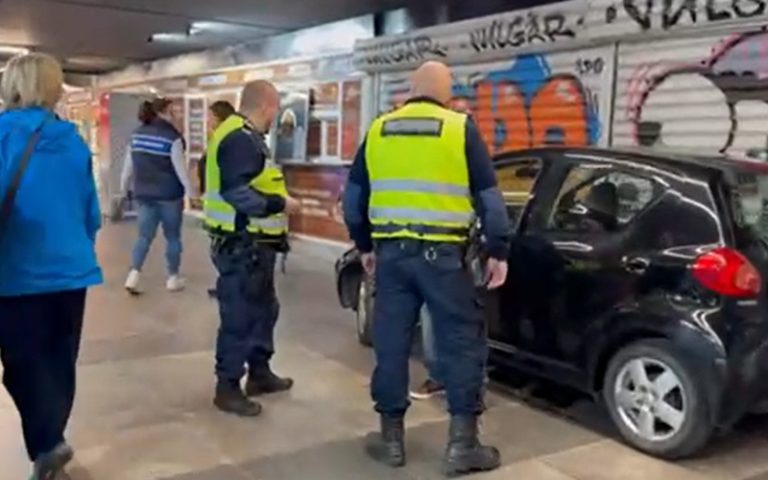 Кола без шофьор "паркира" в подлеза на Орлов мост (ВИДЕО) Кола без шофьор "паркира" в подлеза на Орлов мост (ВИДЕО)