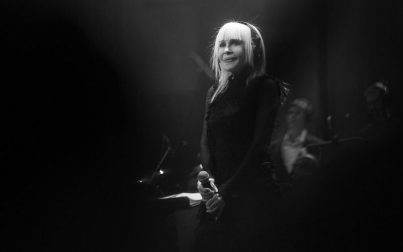 Лили Иванова представи видео към новата си песен „Счупено сърце“