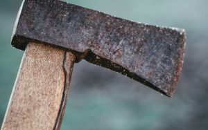 Мъж нападна съседка с брадва в Сандански след употреба на алкохол