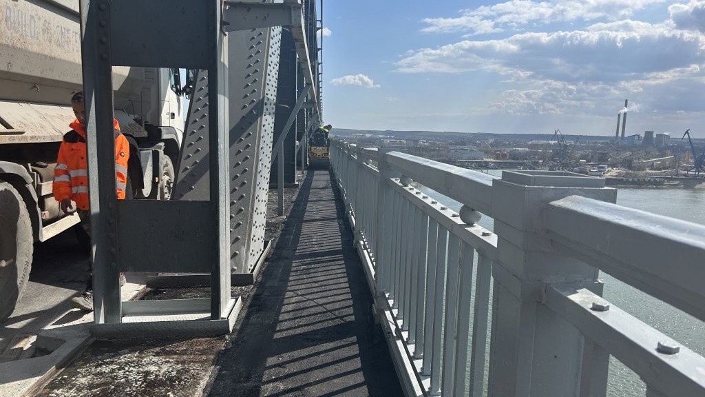 Монтираха реставрирания парапет на "Дунав мост" при Русе: Ремонтът навлиза в ключова фаза