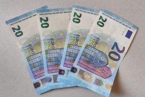 Над 210 000 уязвими получават подкрепата от 20 евро заради ръста на цените на горивата през март