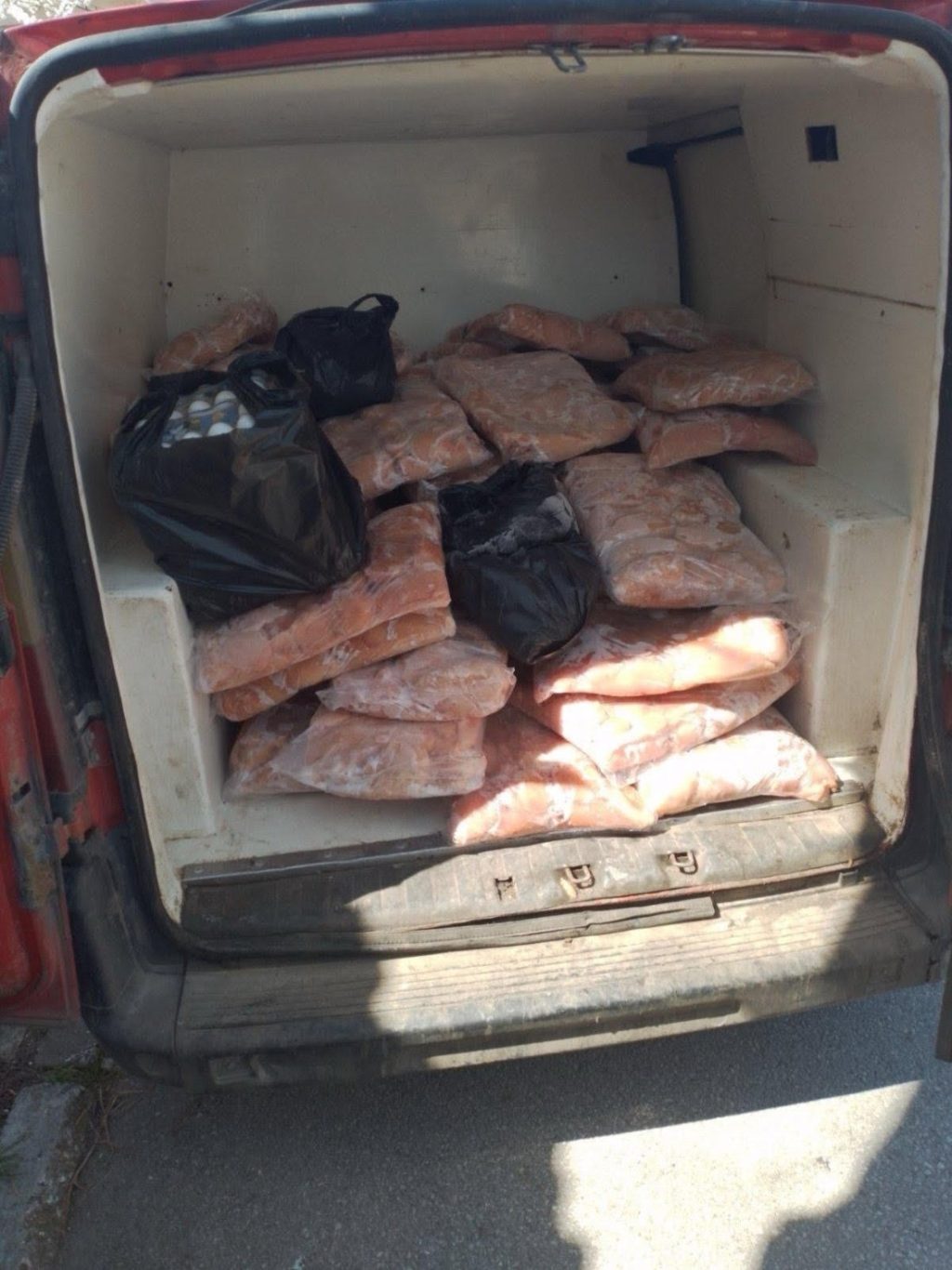 Над 600 кг храна без документи са иззети от лек автомобил в Свиленград