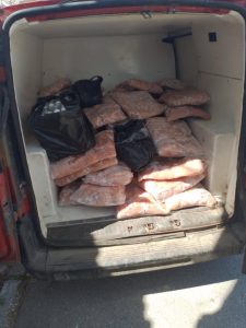 Над 600 кг храна без документи са иззети от лек автомобил в Свиленград