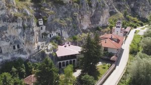 Надежда и благослов: Великден в скалния манастир „Св. Димитър Басарбовски“ край Русе