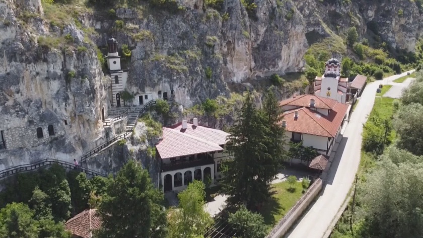 Надежда и благослов: Великден в скалния манастир „Св. Димитър Басарбовски“ край Русе