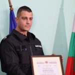 Наградиха граничния полицай, извадил десетки от преобърнатия автобус край Малко Търново (СНИМКИ)