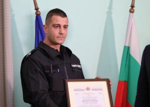 Наградиха граничния полицай, извадил десетки от преобърнатия автобус край Малко Търново (СНИМКИ)