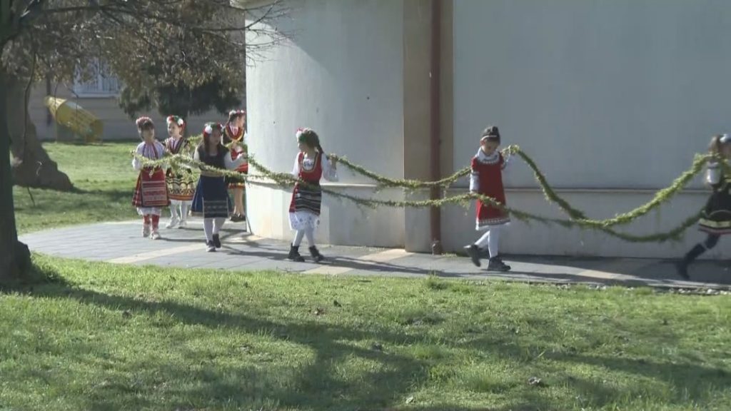 Навръх Цветница: 1000-метров венец обгради храма в Елин Пелин