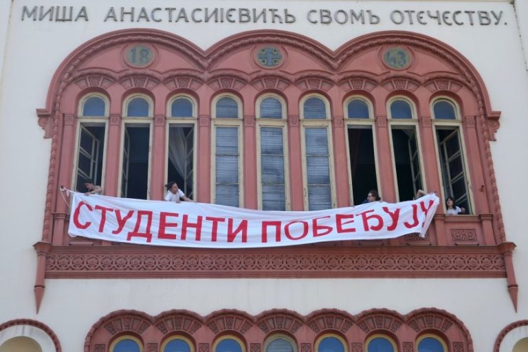 Студентски протест в Белград: Мълчание за жертвите от Нови Сад и сблъсъци с полицията
