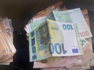 Общински съветник от Разлог и член на СИК са арестувани за купуване на гласове