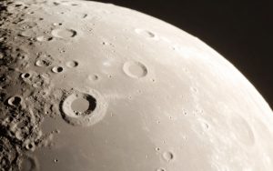 Израелски учени локализираха най-подходящите места с лед на Луната за бъдещи кацания