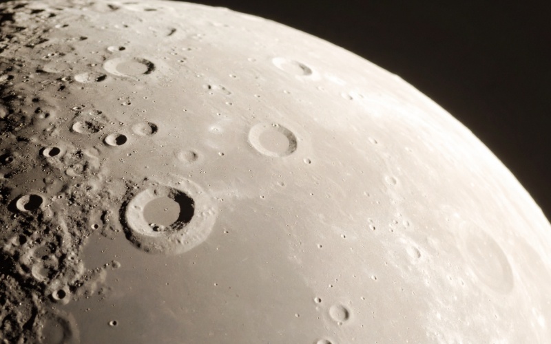 Израелски учени локализираха най-подходящите места с лед на Луната за бъдещи кацания