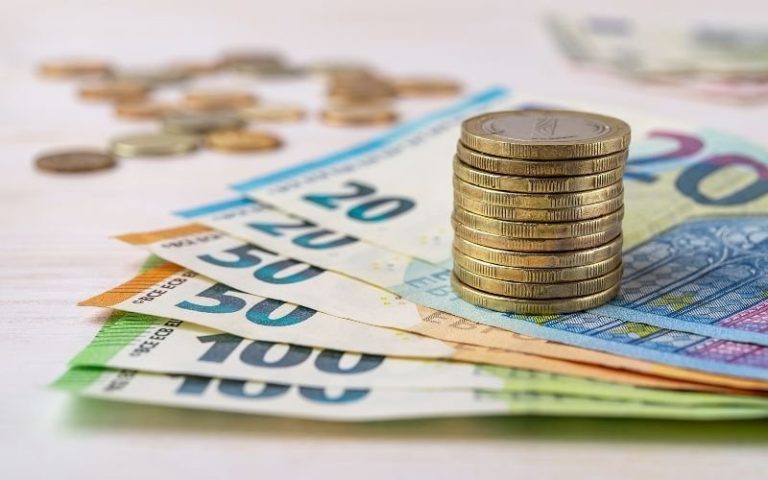 От днес минималната работна заплата в Гърция става 920 евро