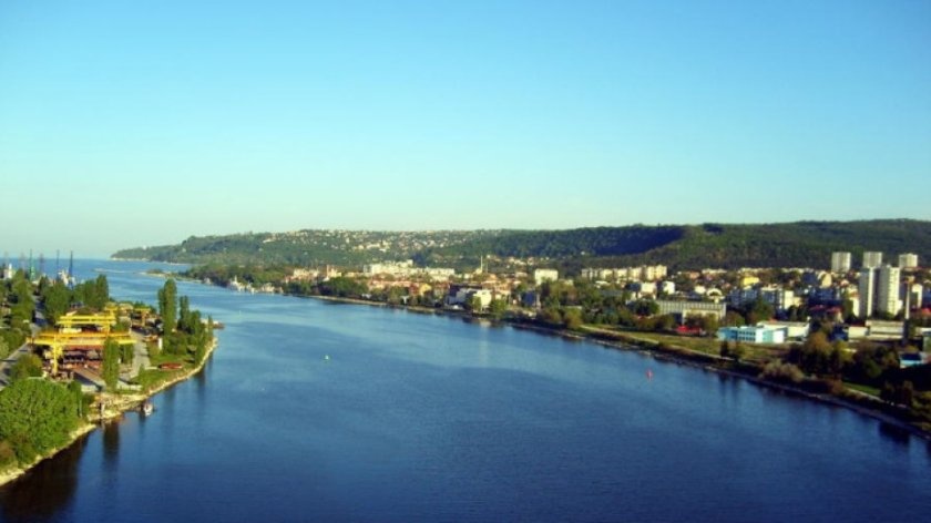 Авария доведе до ново замърсяване на канала между Варненското езеро и морето