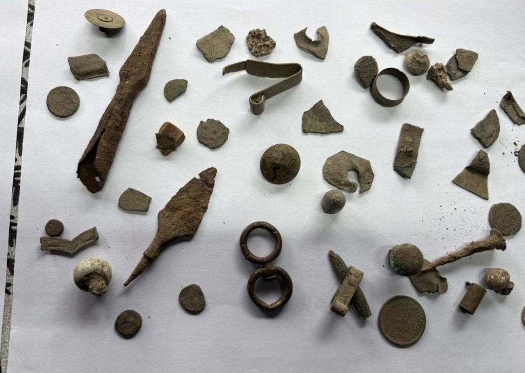 Полицаи иззеха 64 артефакта и металдетектори от частен дом в село Мараш