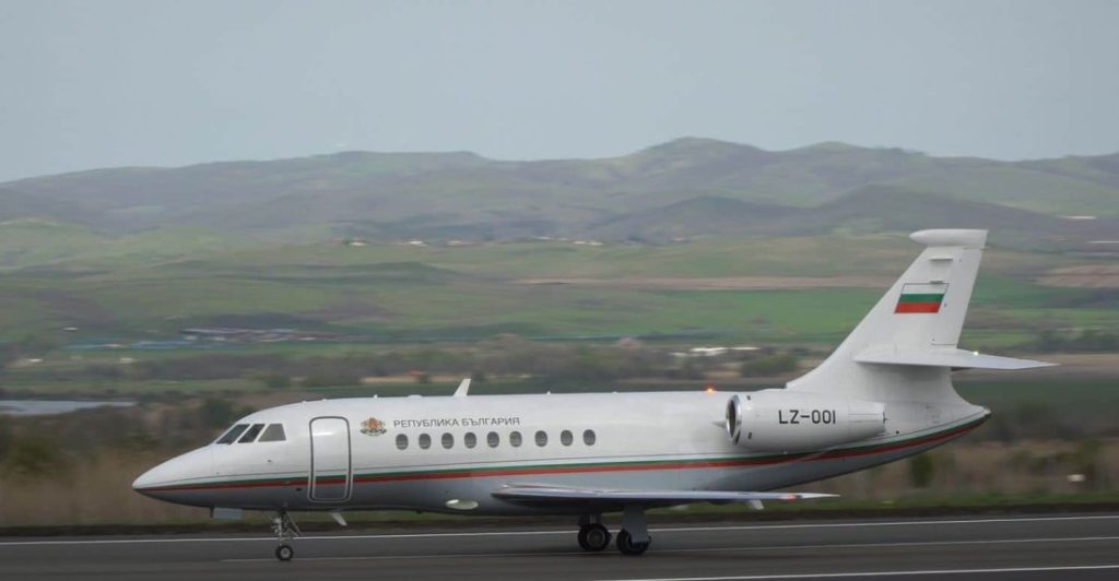 Правителственият "Фалкон" тества рехабилитираната писта на Летище Бургас