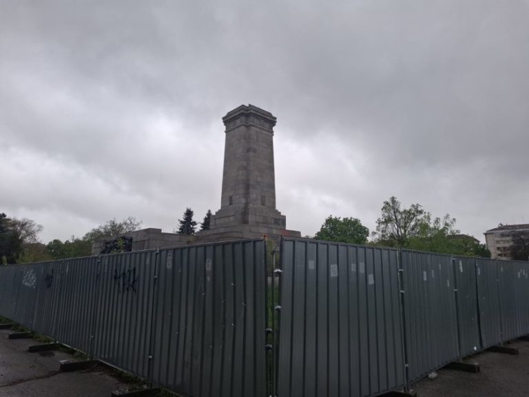 Премахнаха скелето около Паметника на съветската армия, демонтират още огради Премахнаха скелето около Паметника на съветската армия, демонтират още огради