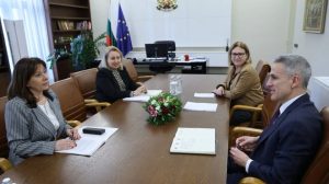 Служебният премиер Андрей Гюров и омбудсманът Велислава Делчева: Тактилните шаблони са успех за достъпния вот