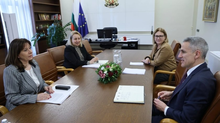 Служебният премиер Андрей Гюров и омбудсманът Велислава Делчева: Тактилните шаблони са успех за достъпния вот